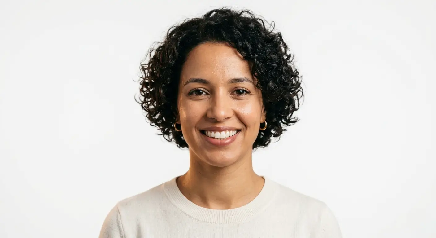 Patiente souriante au Dr Mekouar Lotfi Dentiste, Parodontiste, Implantologiste, Casablanca