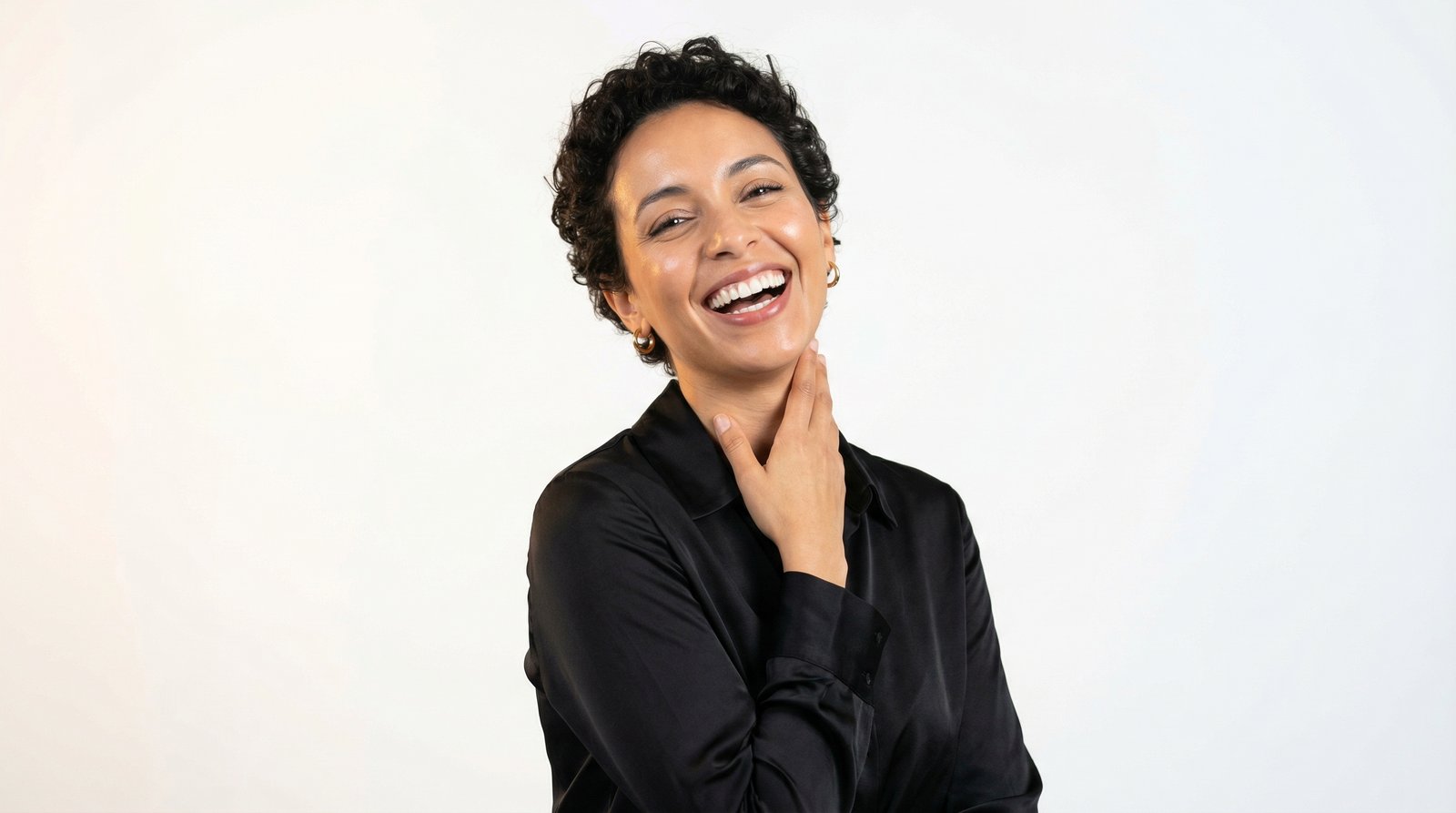 Patiente souriante au Dr Mekouar Lotfi Dentiste, Parodontiste, Implantologiste, Casablanca